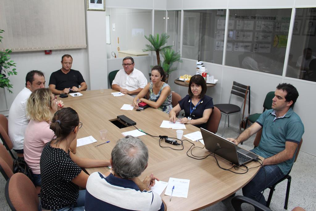 Empresários recebem arquiteta para conversa sobre a simplificação da análise de projetos em Rio do Sul Empresários recebem arquiteta para conversa sobre a simplificação da análise de projetos em Rio do Sul