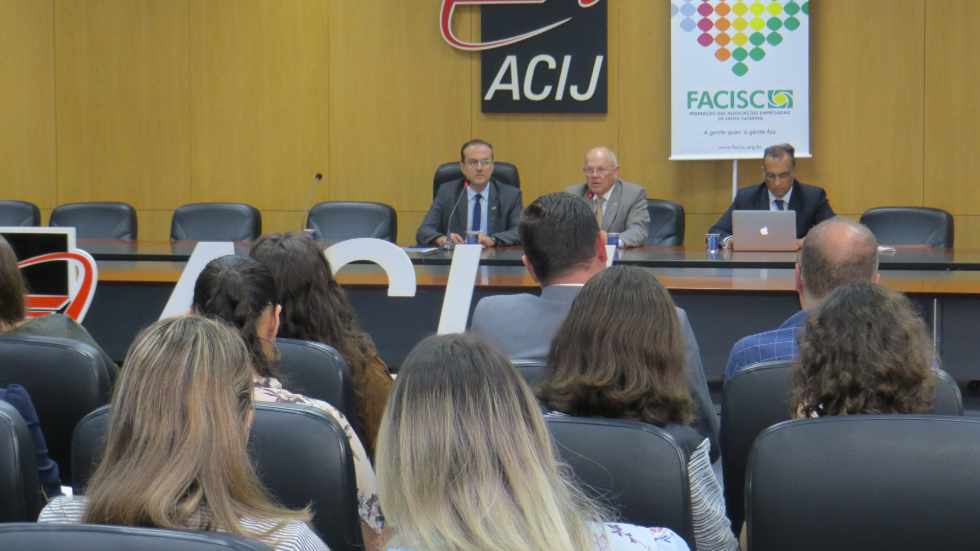 Reforma da previdência, gestão jurídica e danos nas redes sociais em pauta na reunião do Comitê jurídico Facisc