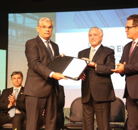 Em SC, Temer entrega autorização de empenho para conclusão do Centro de Eventos de Balneário Camboriú