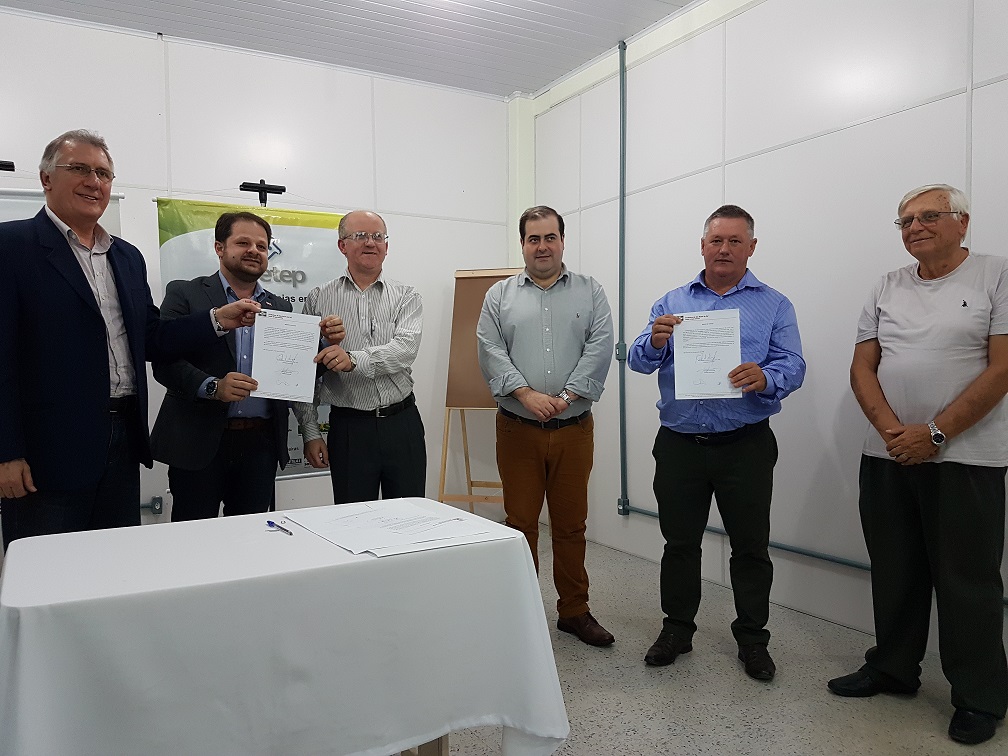 Acisbs comemora assinatura de ordem de serviço para retomada da obra no Centro de Inovação