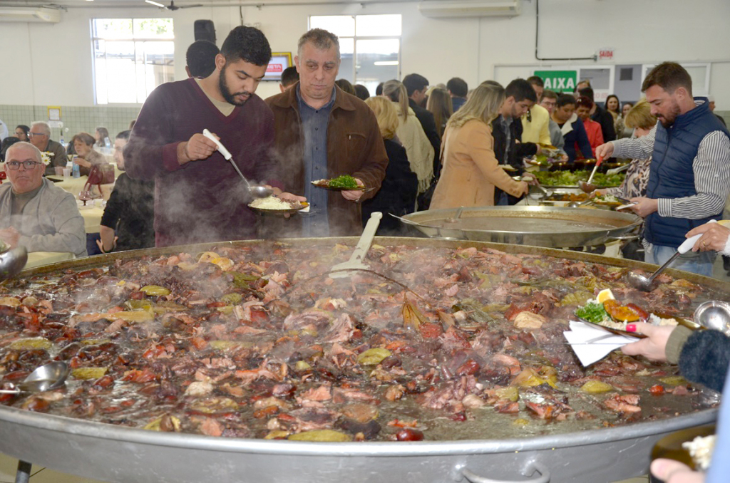 Em Criciúma, feijoada do Bairro reúne grande público em prol da solidariedade