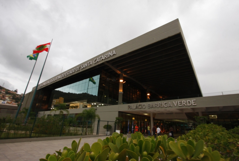 Facisc aprova revogação de novos contratos terceirizados na Alesc e ações de ACIs para redução de gastos públicos