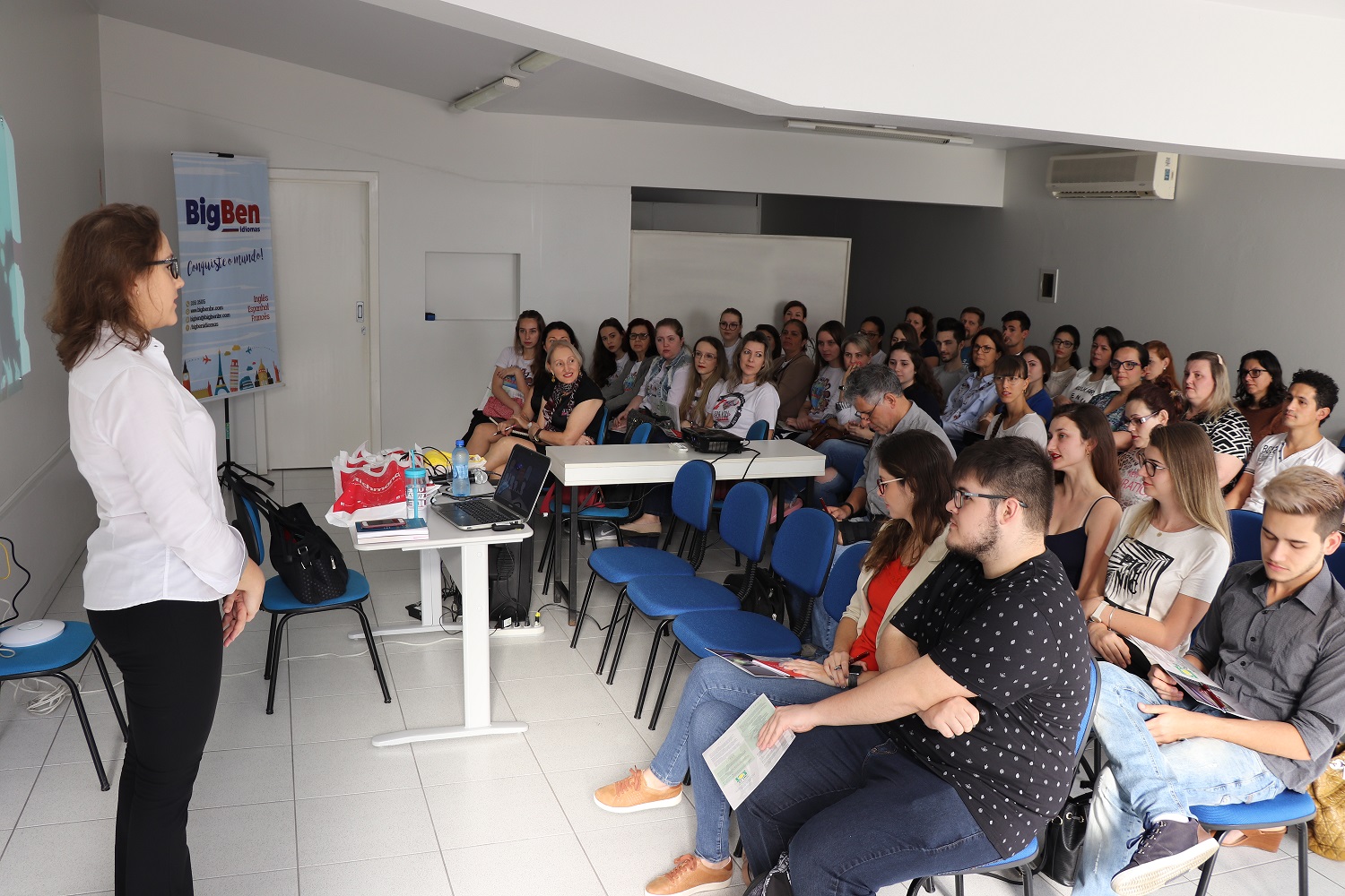 Em Brusque, professores de Língua Inglesa participam de encontro de formação