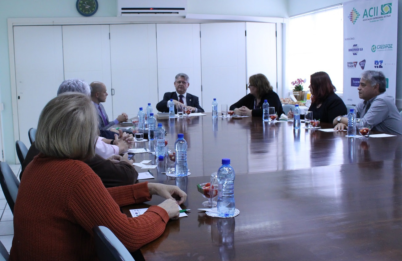 ACII Itajaí recebe visita da cônsul dos Estados Unidos