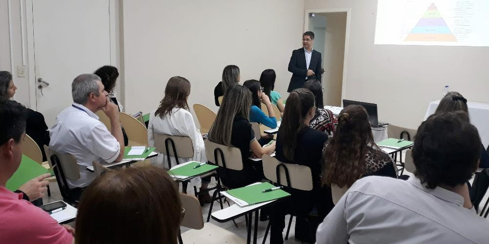 Em Içara, palestrante mostra que mudança na rotina e pensamento positivo aumentam produtividade
