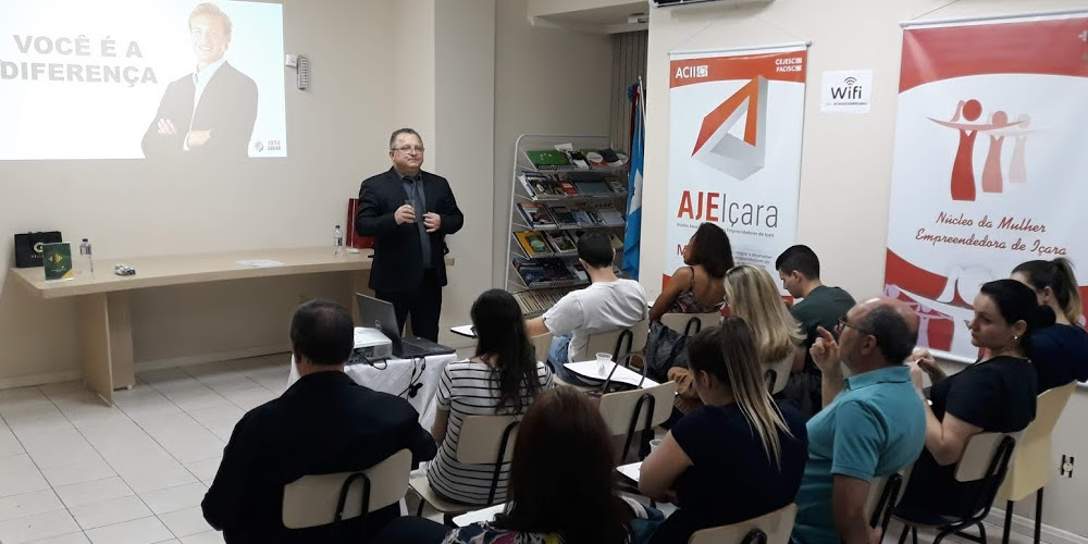 Vendedores encerram treinamento em Içara com foco na qualidade do atendimento