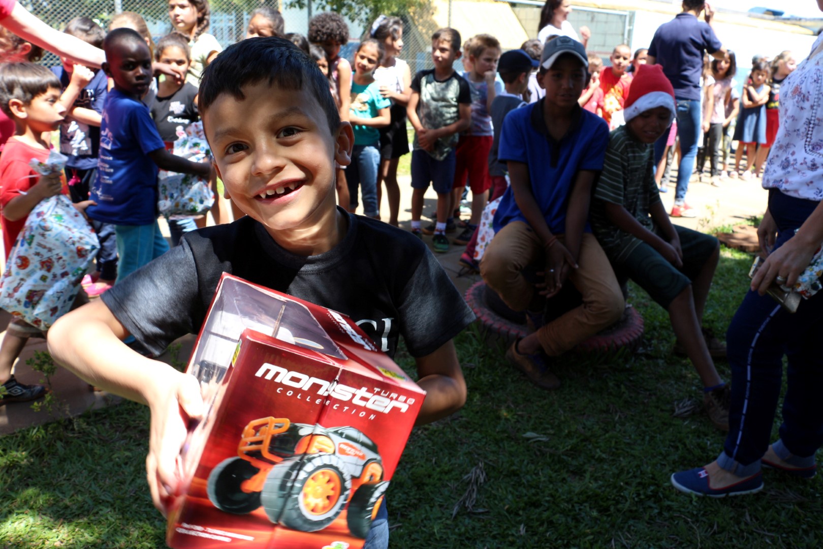 ACIC Caçador leva a alegria do Natal para crianças da escola Hilda Granemann de Souza ACIC Caçador leva a alegria do Natal para crianças da escola Hilda Granemann de Souza
