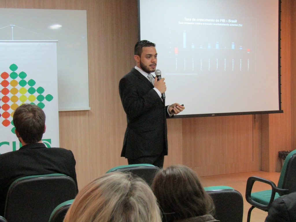 Economista da Facisc aborda o cenário econômico e tendências do mercado em palestra na ACIL Economista da Facisc aborda o cenário econômico e tendências do mercado em palestra na ACIL
