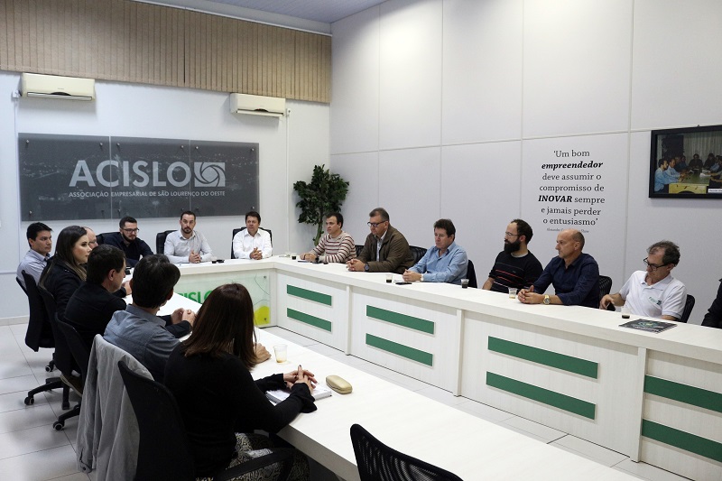 Diretoria e conselho superior da Acislo recebem deputada federal em reunião ordinária