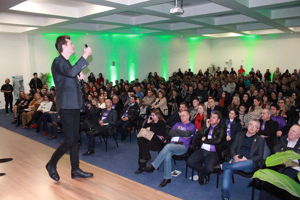 Em Araranguá, palestra lotada de Arthur Igreja marca lançamento do FAN 2019