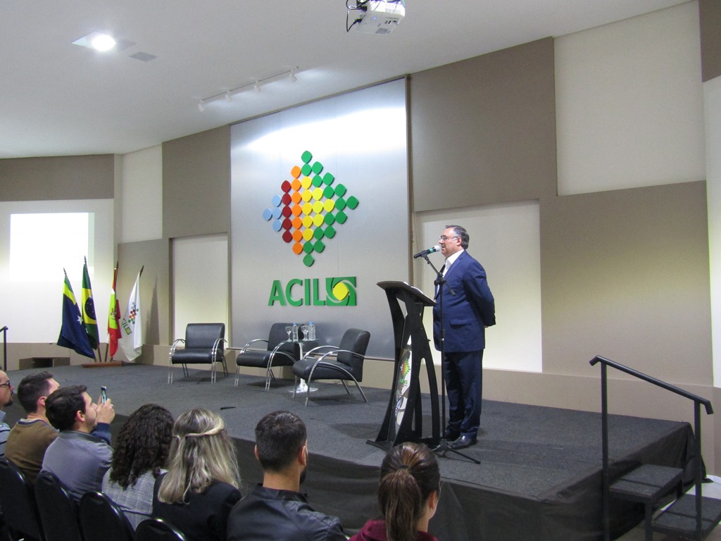 Ex governador Raimundo Colombo realiza palestra no auditório da ACIL