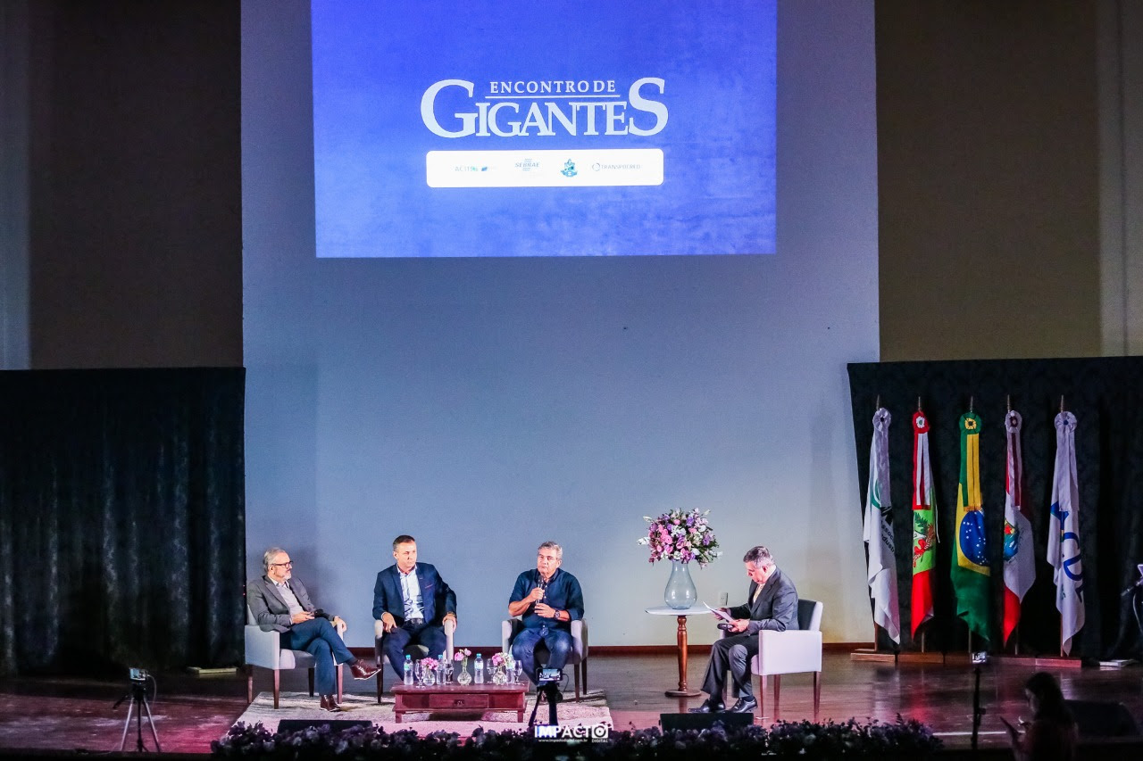 Em Tijucas, debate de alto nível e anfiteatro lotado marcam o Encontro de Gigantes Em Tijucas, debate de alto nível e anfiteatro lotado marcam o Encontro de Gigantes