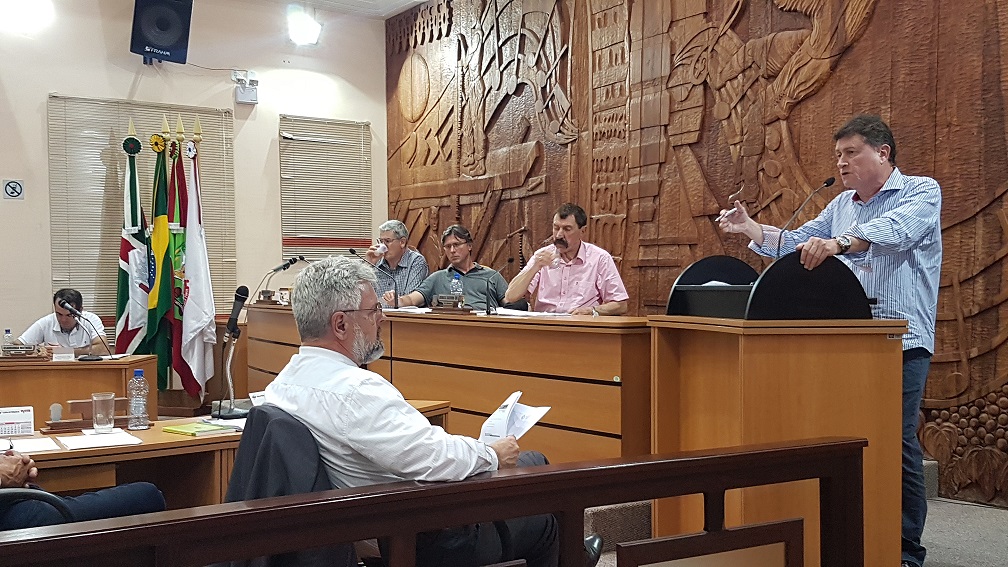 Presidente da Acisbs expõe temas na Câmara de Vereadores