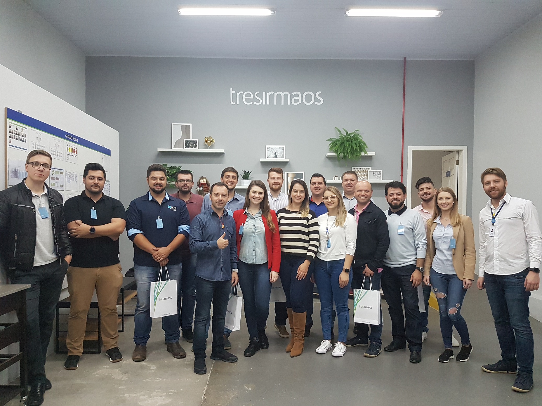 Núcleos de Jovens Empreendedores de São Bento e Rio Negrinho visitam indústria de móveis Três Irmãos Núcleos de Jovens Empreendedores de São Bento e Rio Negrinho visitam indústria de móveis Três Irmãos