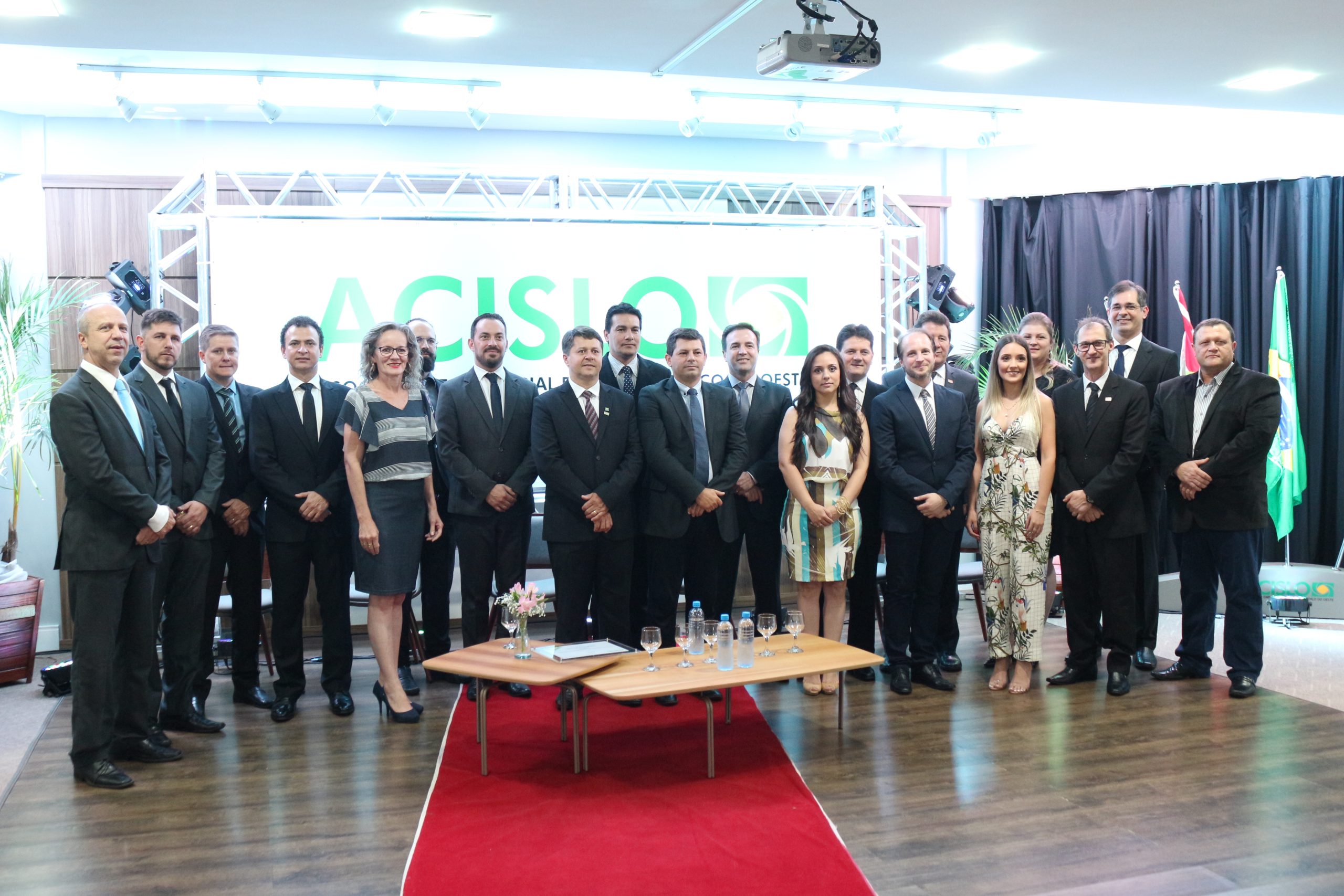 Nova diretoria da Acislo toma posse para o biênio 2019/2021 Nova diretoria da Acislo toma posse para o biênio 2019/2021