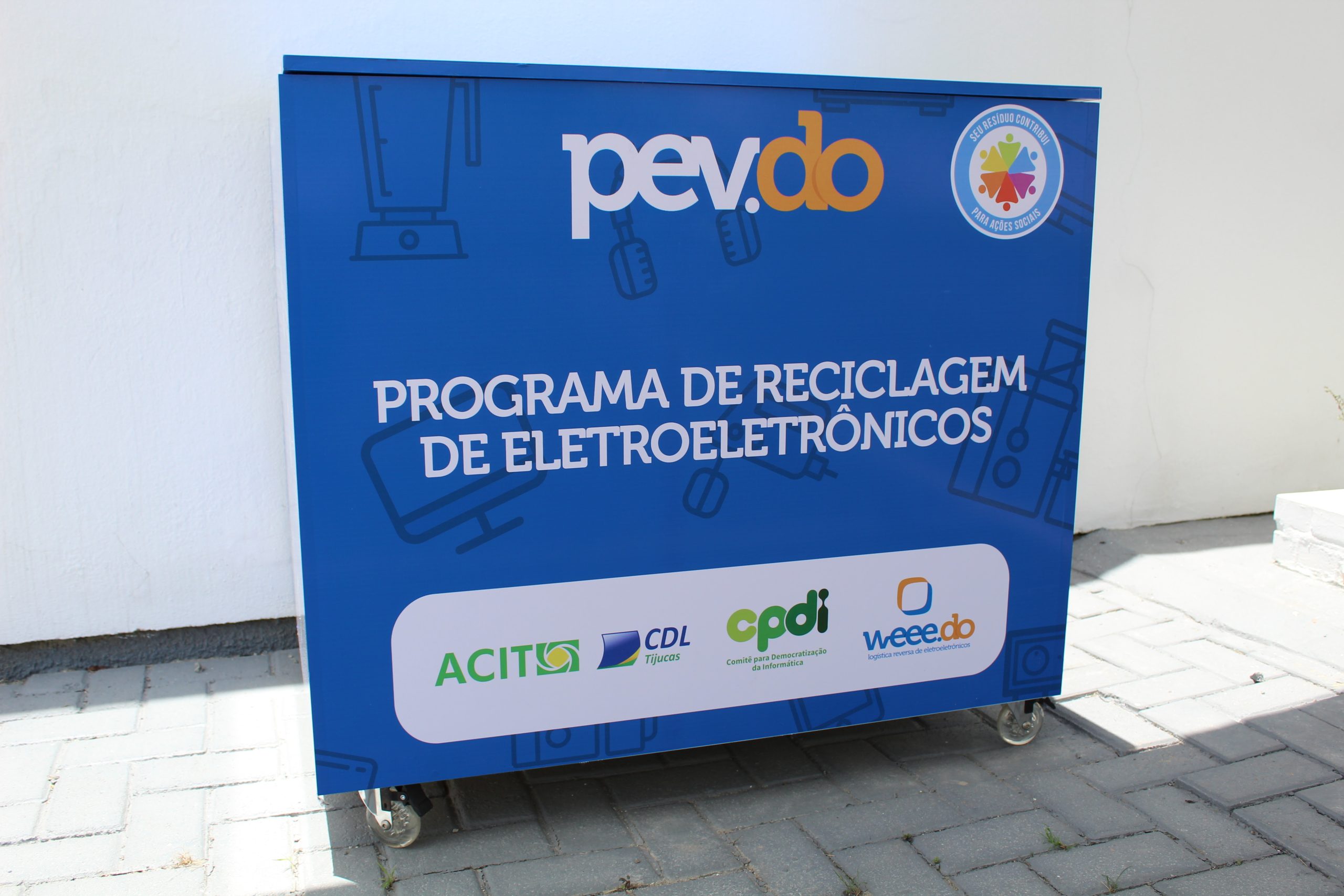 Em Tijucas, casa do empresário instala contentor para descarte de lixo eletrônico