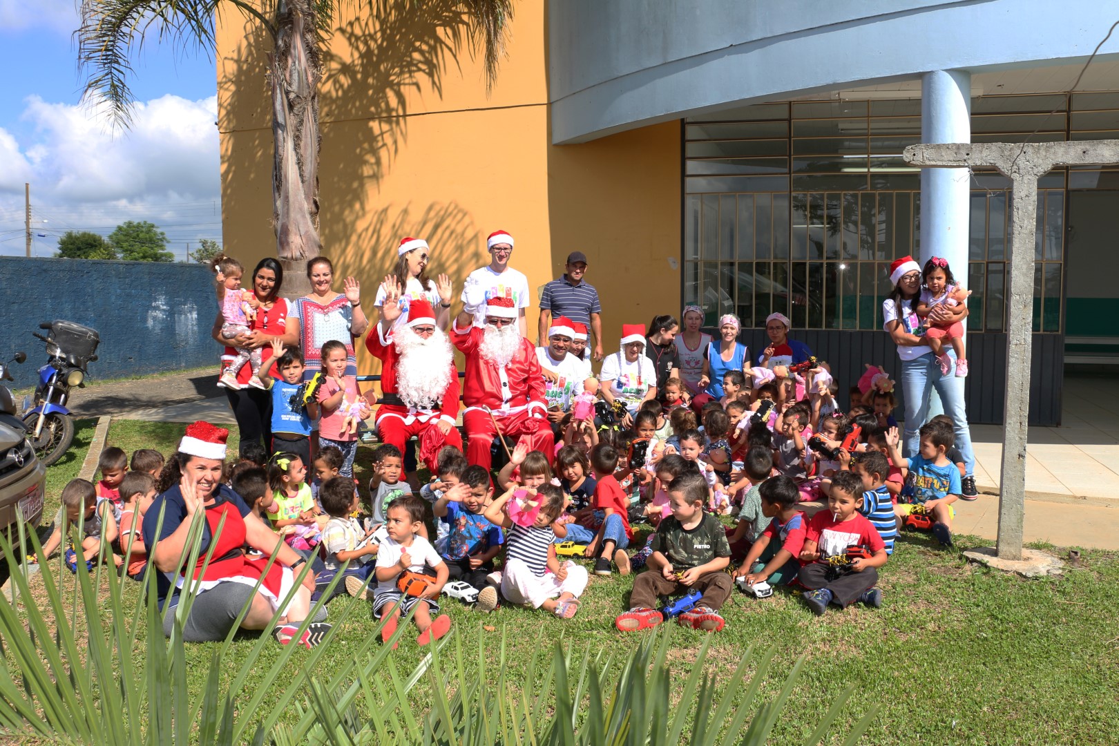 Presentes fazem a alegria de crianças de quatro creches em Caçador Presentes fazem a alegria de crianças de quatro creches em Caçador