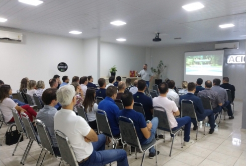 CEO de empresa localizada no Vale do Silício fala com empresários ligados à ACIOC