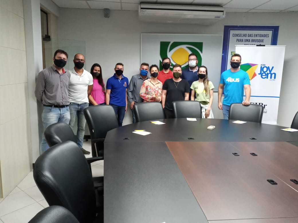 Núcleo Jovem de Brusque promove palestra sobre case de startup