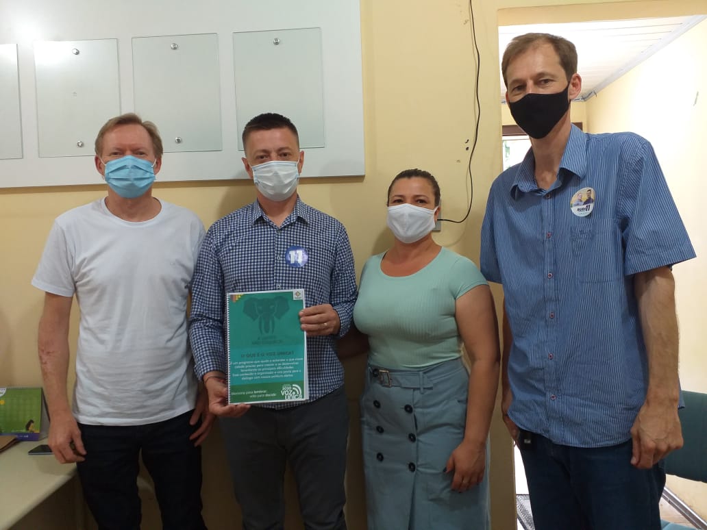 ACISC entrega cartilhas do Voz Única aos candidatos a prefeito