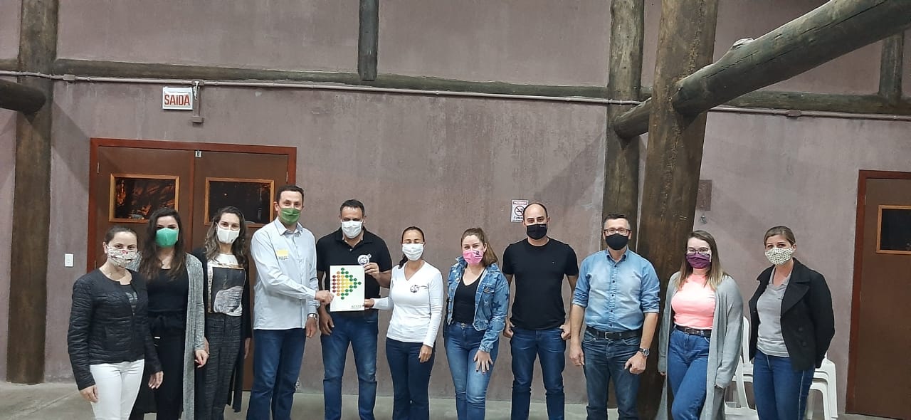 Candidato a prefeito de Otacílio Costa recebe reivindicações do Voz Única Municipal