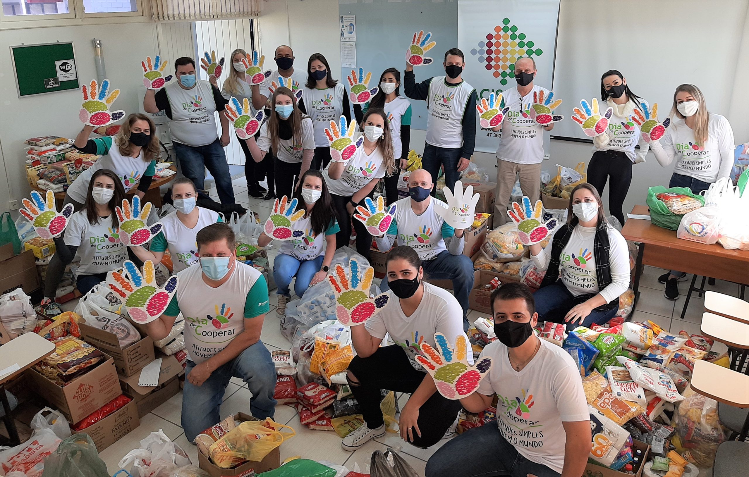 Campanha do Dia C de Cooperar arrecada 3,2 toneladas de alimentos Campanha do Dia C de Cooperar arrecada 3,2 toneladas de alimentos