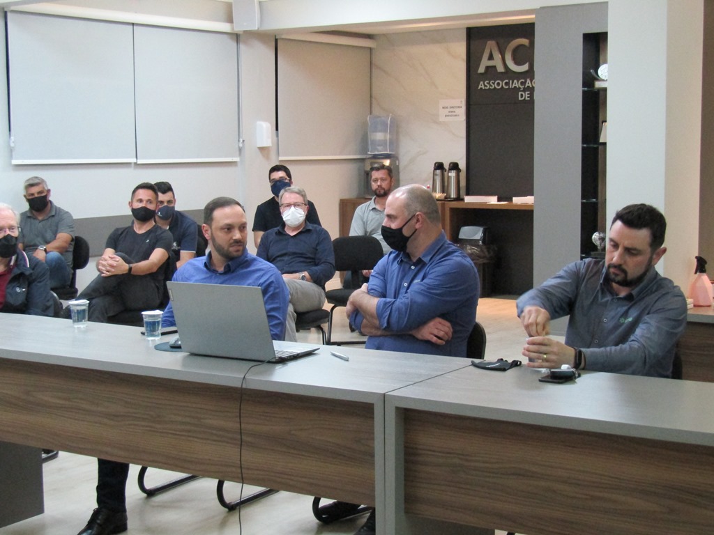 Gerentes das agências do Sicredi em Lages apresentam números da cooperativa à diretoria da ACIL Gerentes das agências do Sicredi em Lages apresentam números da cooperativa à diretoria da ACIL