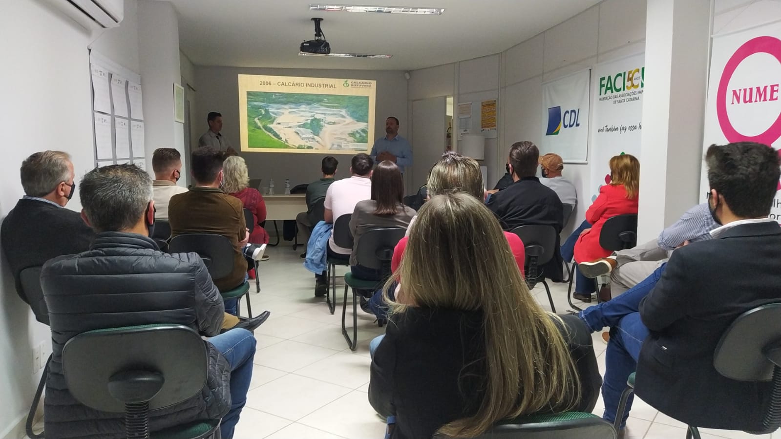 Integrantes do Núcleo de Mineração de Trombudo Central conhecem case de mineradora de Botuverá