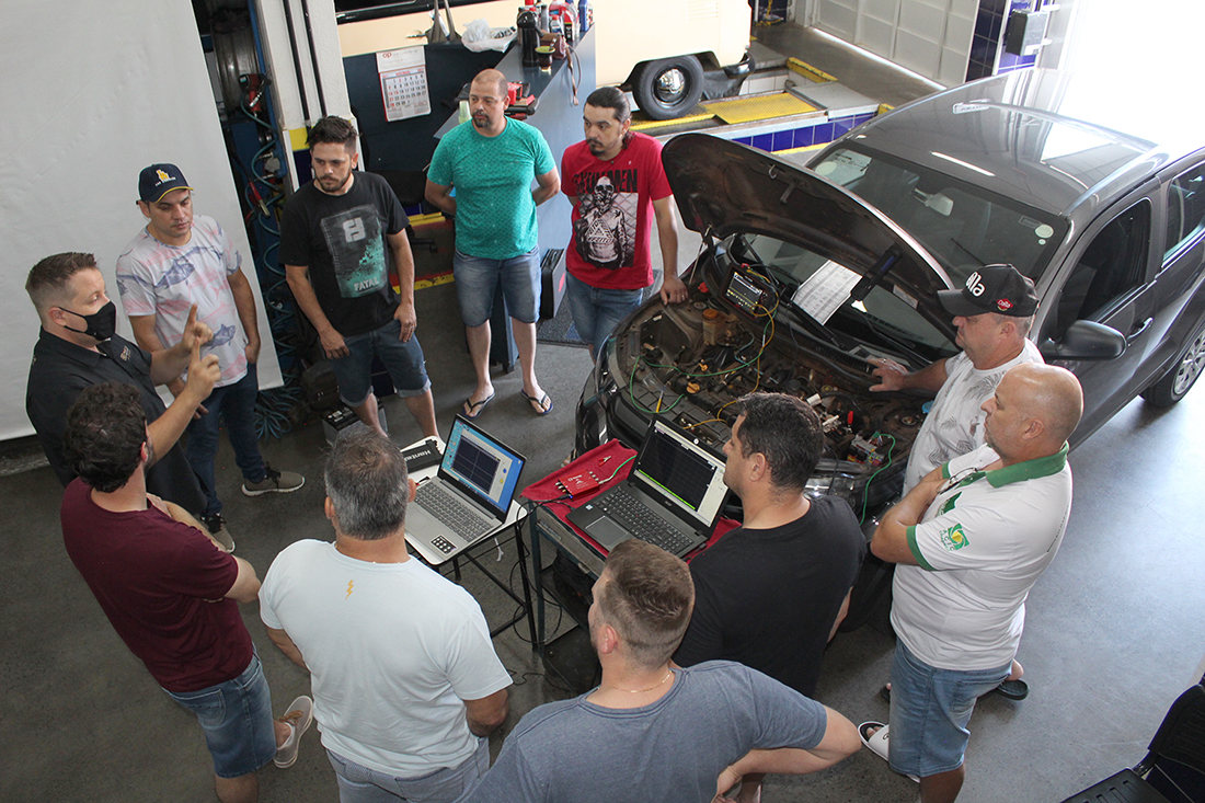 Profissionais de automecânicas aprimoram conhecimentos sobre osciloscópio automotivo