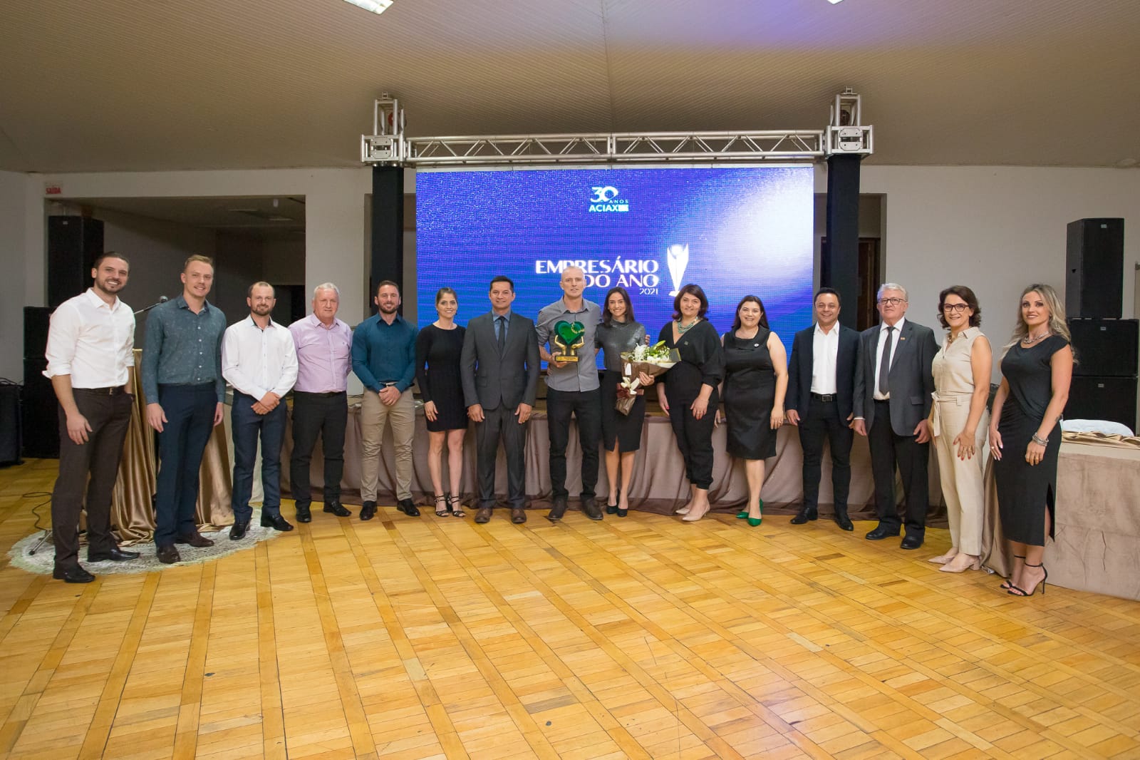 Em solenidade de premiação do Empresário do ano, Milvo Zancanaro entrega a ACIAX placa comemorativa da Facisc