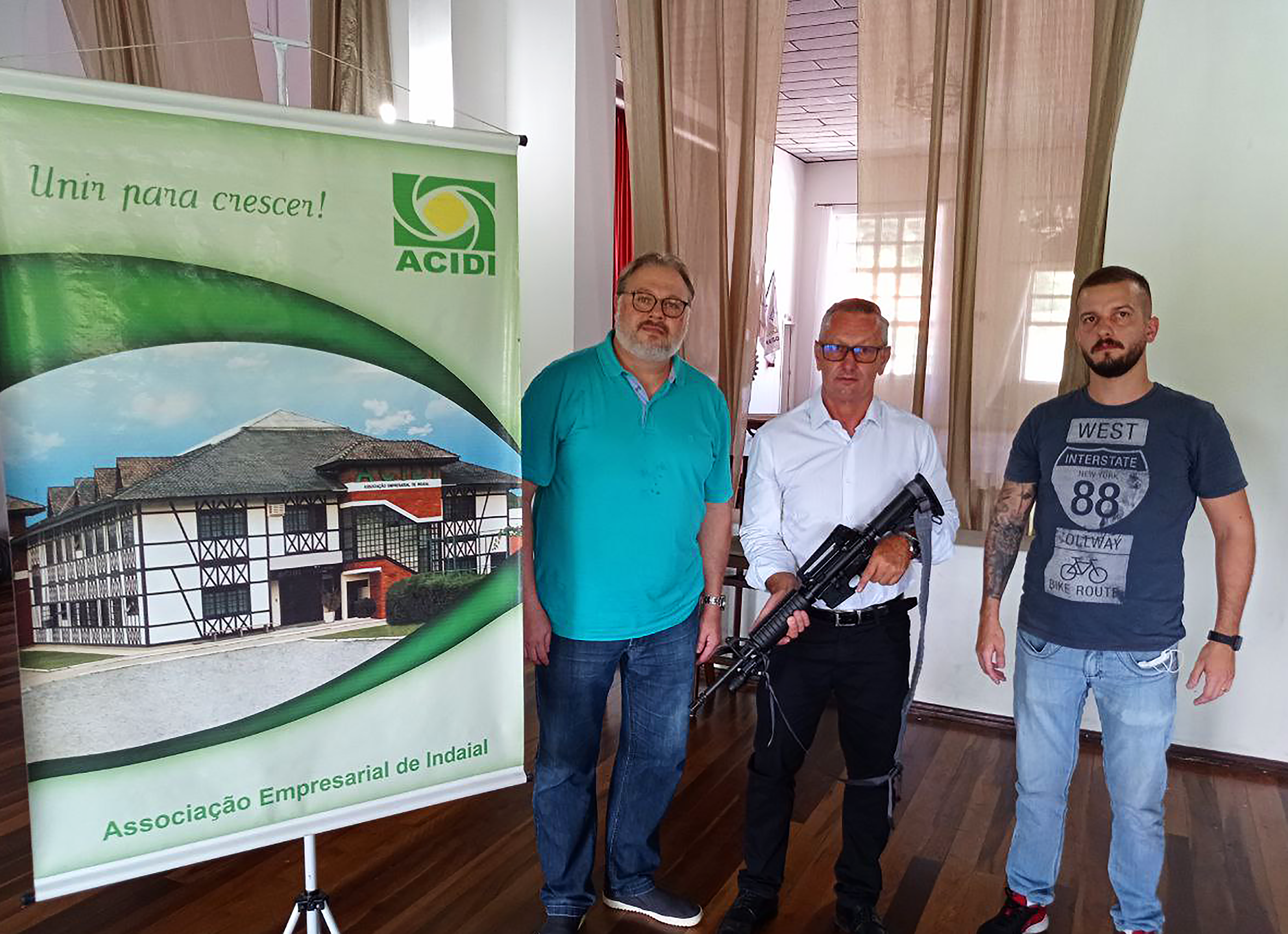 Em Indaial, ACIDI faz doação para a Polícia Civil
