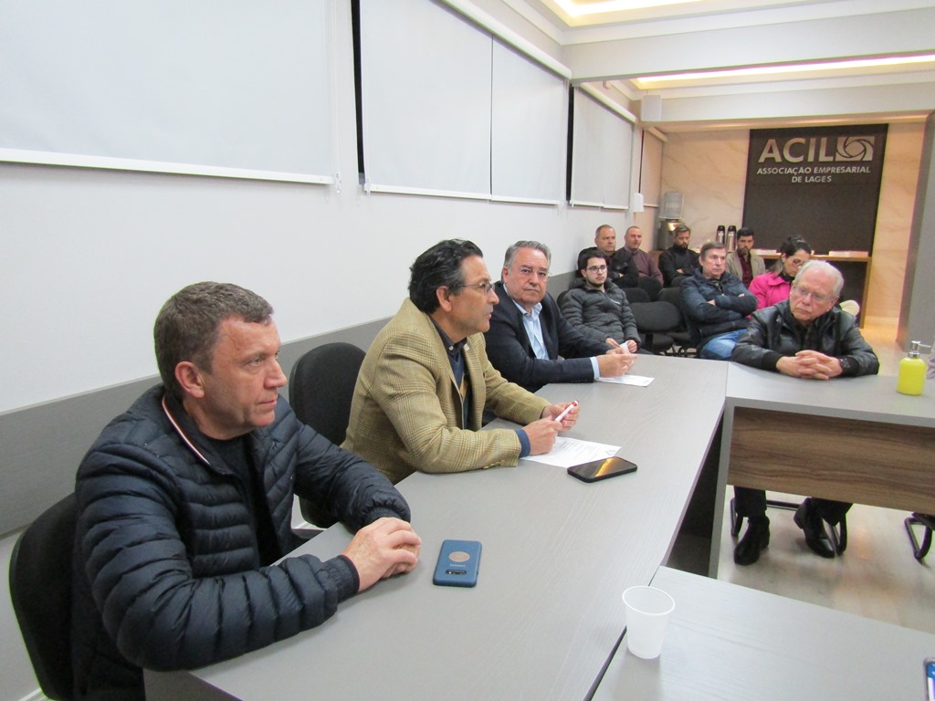Empresários da ACIL conversam com ex-governador Raimundo Colombo sobre panorama político Empresários da ACIL conversam com ex-governador Raimundo Colombo sobre panorama político