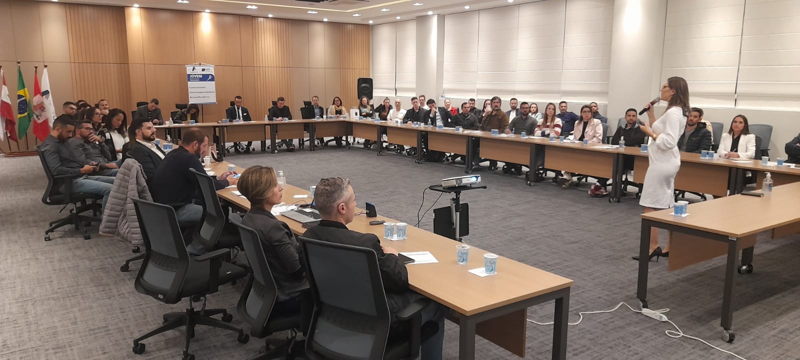 Núcleo JOVEM da AEMFLO de São José realiza encontro sobre gestão empresarial