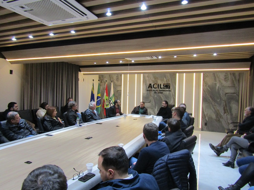 Jornalista Upiara Boschi apresenta um panorama sobre as eleições 2022 para os empresários da ACIL