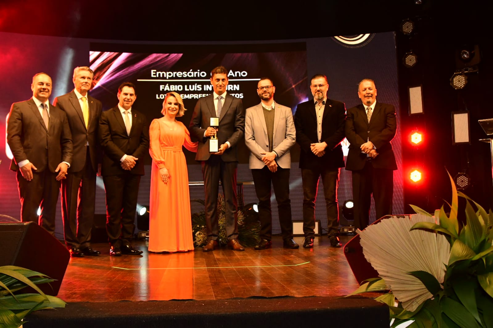 Fábio Inthurn, da Lotisa, recebe Troféu Empresário do Ano da Associação Empresarial de Itajaí Fábio Inthurn, da Lotisa, recebe Troféu Empresário do Ano da Associação Empresarial de Itajaí