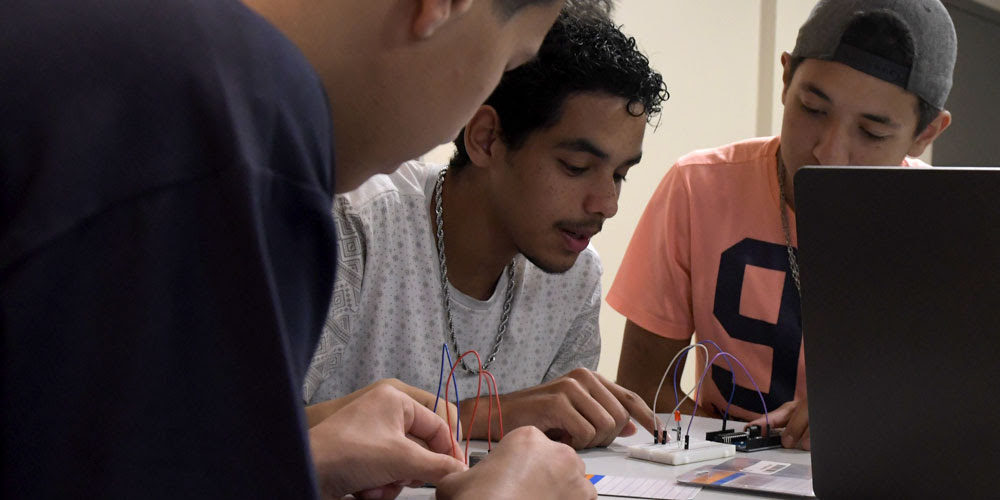 Jovens de Içara são desafiados a desenvolver soluções para a comunidade por meio da robótica Jovens de Içara são desafiados a desenvolver soluções para a comunidade por meio da robótica