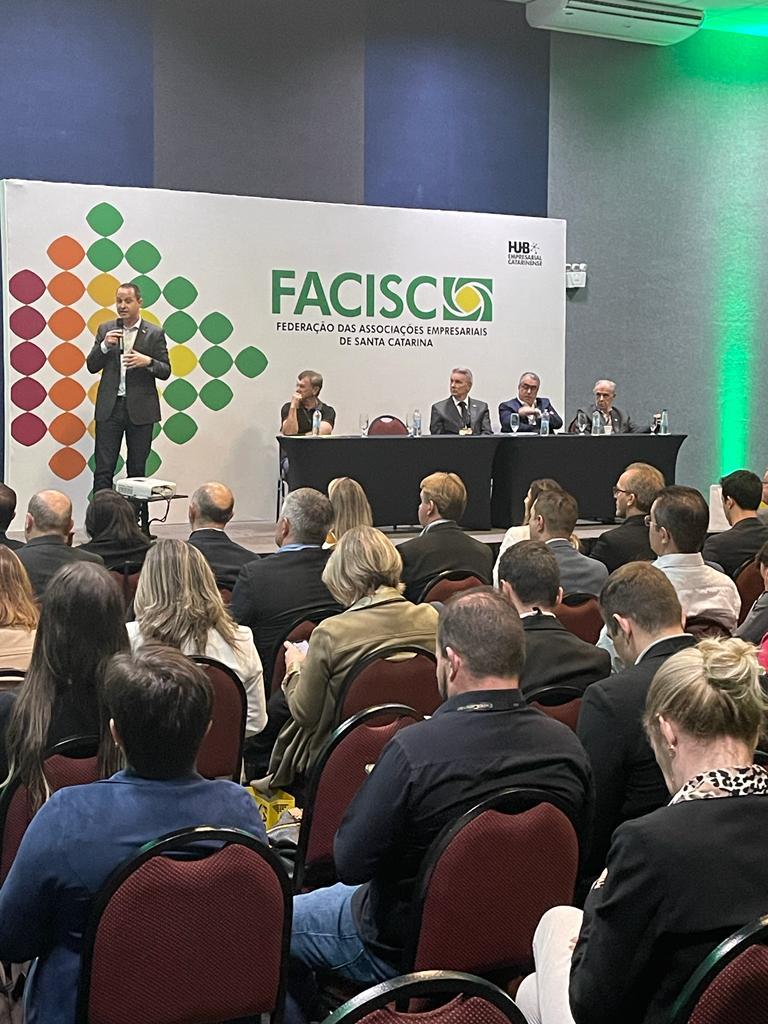 Presidente da ACIL participa de reunião da FACISC em Joinville