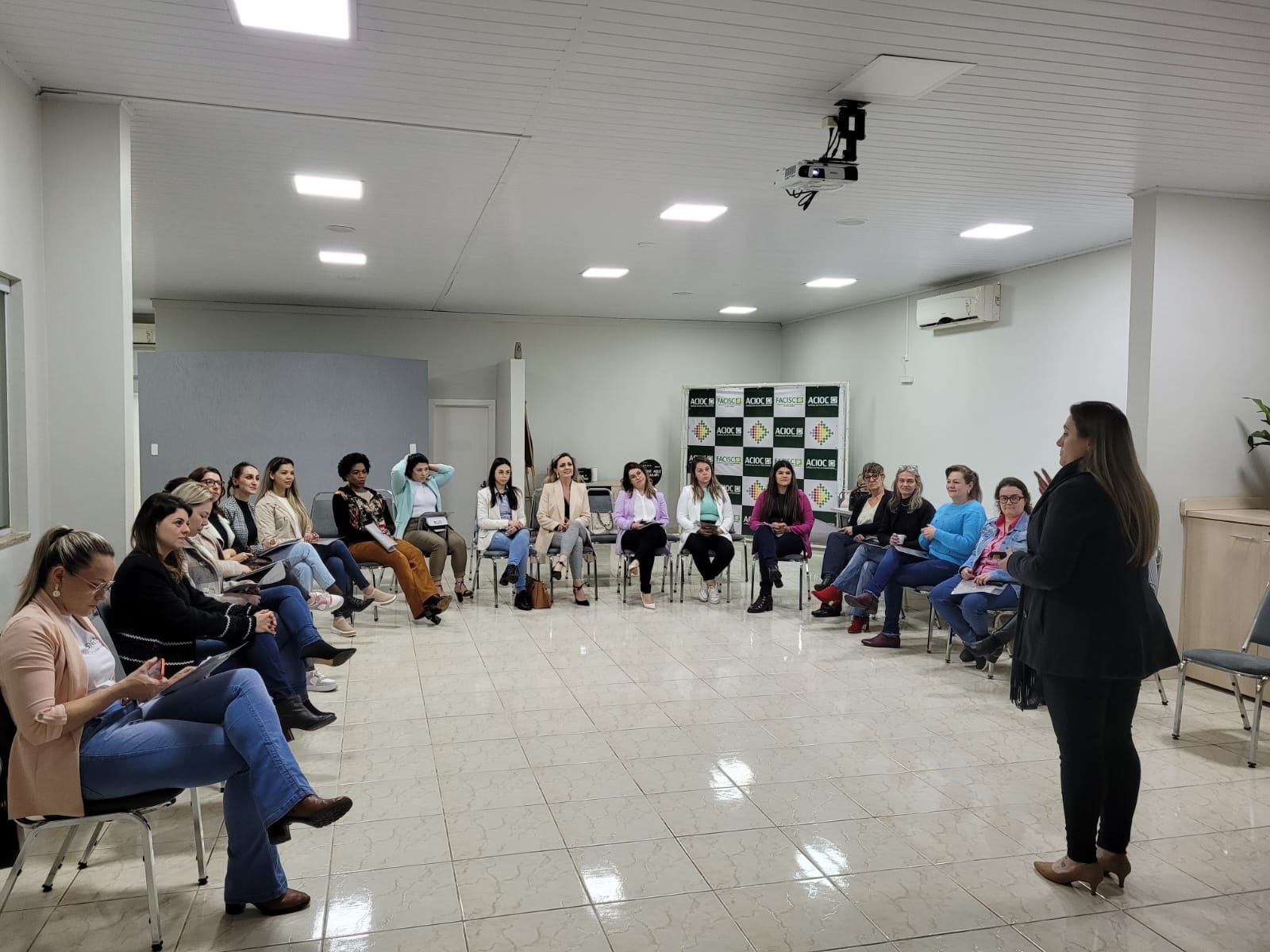 Mulheres Empresárias da ACIOC aprimoram suas técnicas de vendas