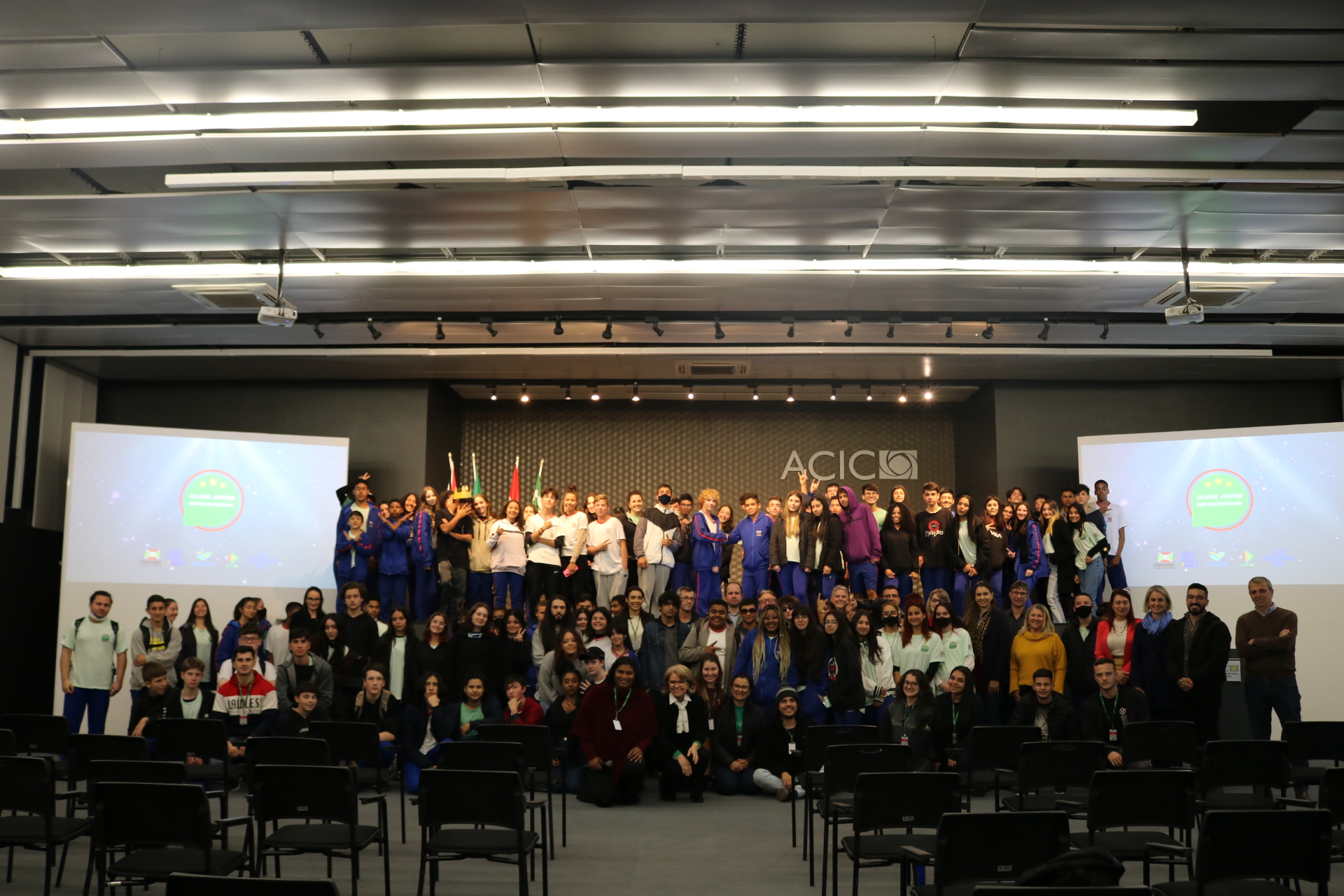 Alunos do Projeto Clube do Jovem Empreendedor conhecem a Acic