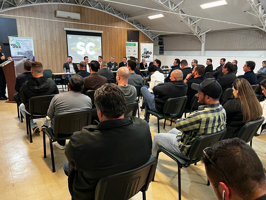 Alto Vale entrega cartilha Voz Única a candidatos da região