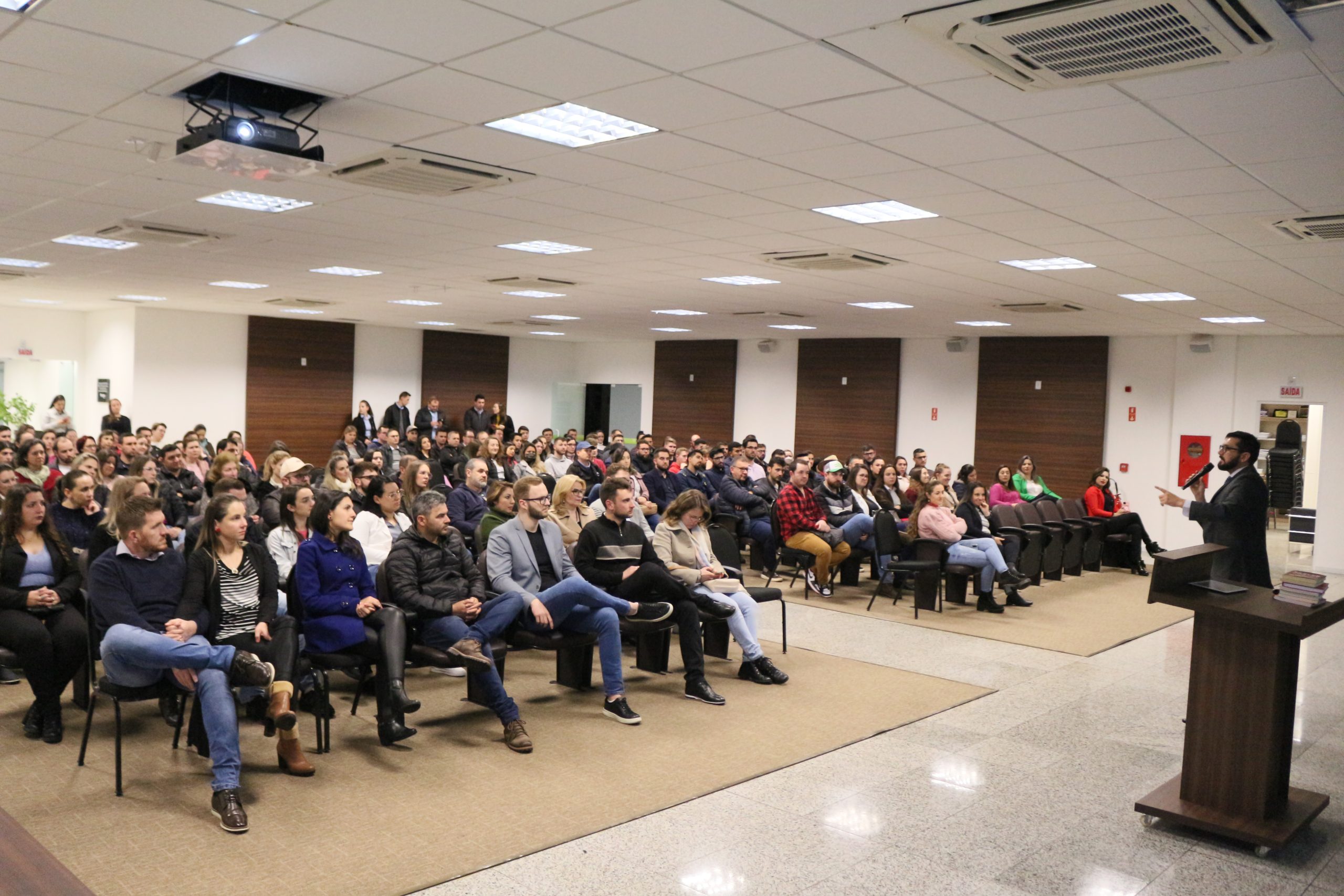 Em São Lourenço do Oeste, mais de 150 pessoas participam de palestra sobre empresas felizes e lucrativas