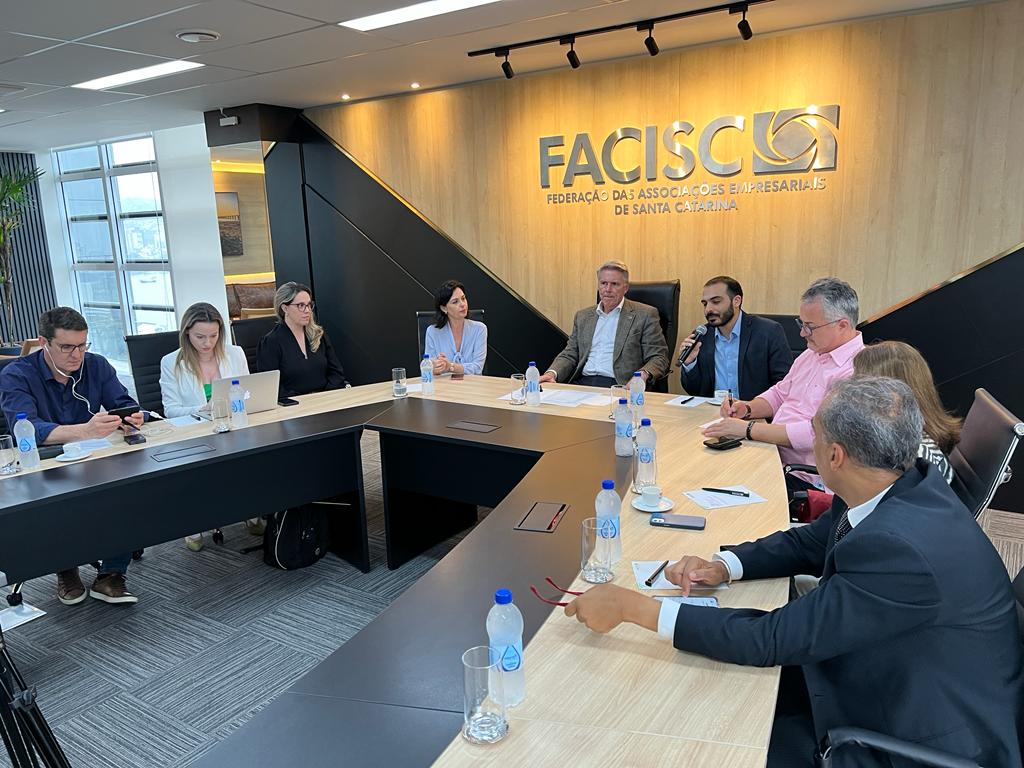 Jornalistas Dagmara Spautz e Upiara Boschi analisam cenário eleitoral em reunião do Sistema Facisc