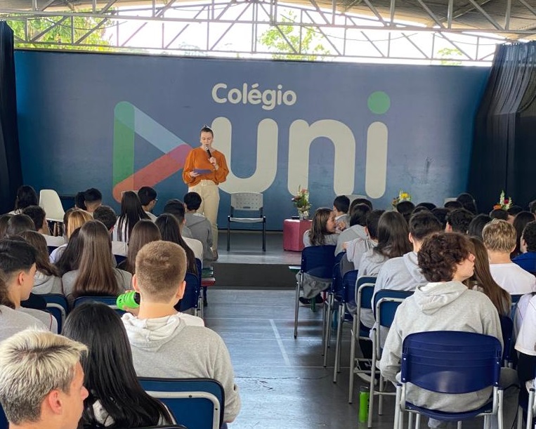 Integrantes da Acig falam sobre empreendedorismo em escola de Gaspar