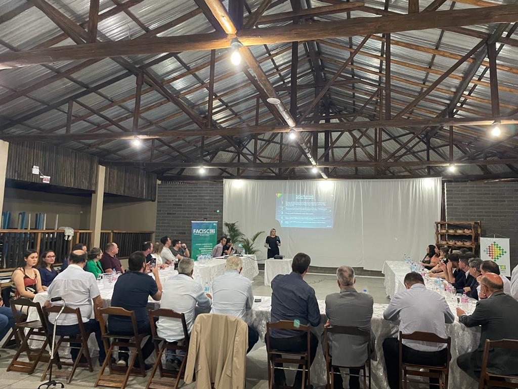 Planejamento estratégico da Regional Meio Oeste esteve em pauta na reunião plenária da Facisc em Arroio Trinta