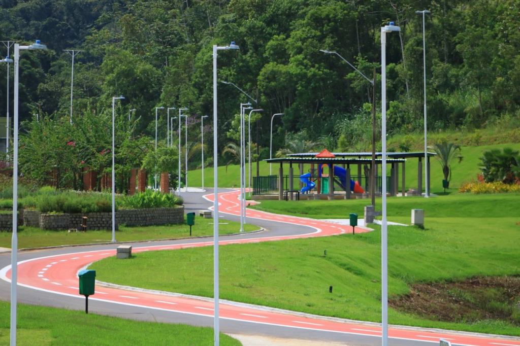 Caminhada noturna para marcar o Dia da Mulher, em Jaraguá Caminhada noturna para marcar o Dia da Mulher, em Jaraguá