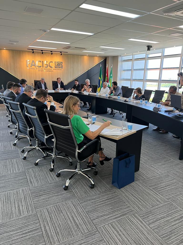 FACISC recebe representantes do COFEM para debate de temas tributários