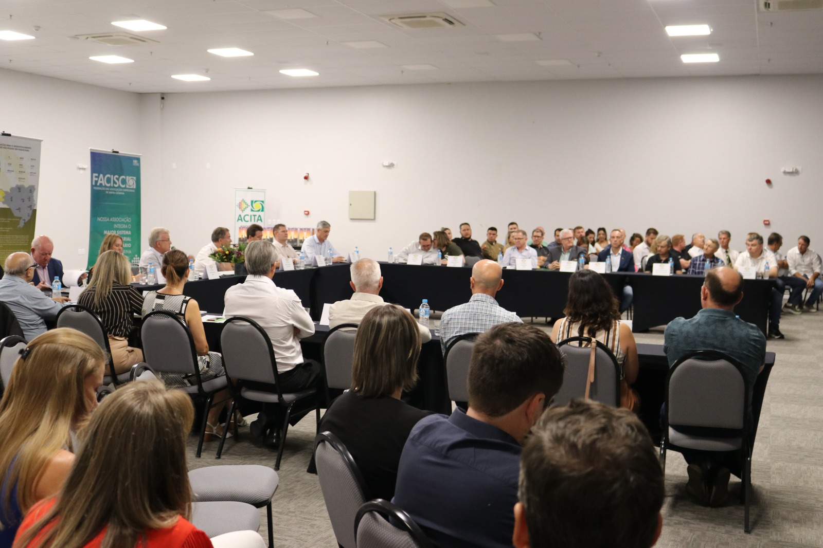 Setor empresarial cobra parlamentares sobre demandas de infraestrutura no Oeste Setor empresarial cobra parlamentares sobre demandas de infraestrutura no Oeste