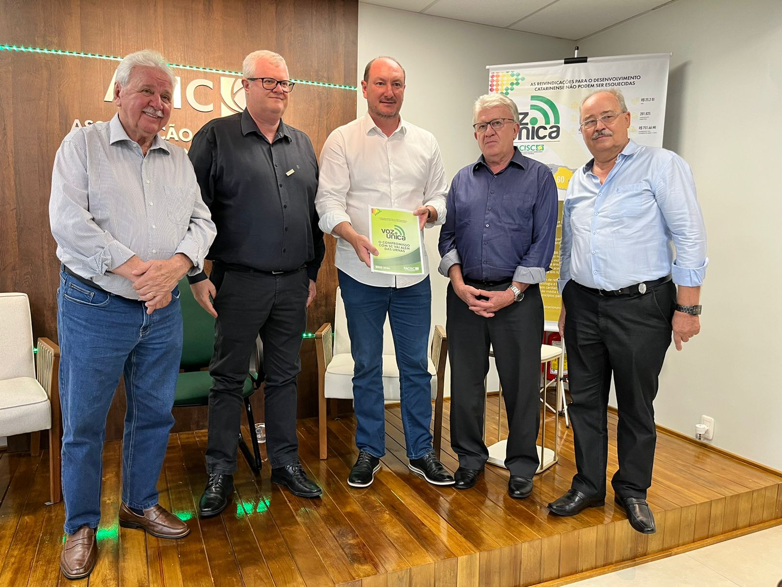ACIC Concórdia entrega pauta de reivindicações ao presidente da ALESC