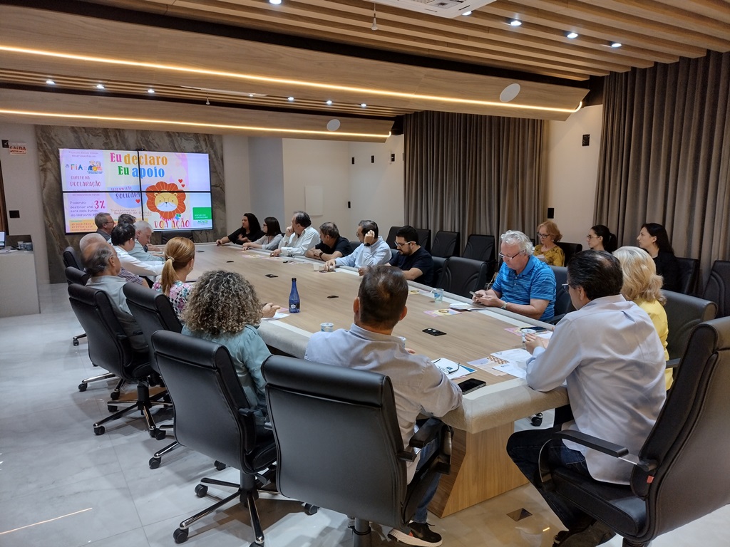 Fundos da criança e adolescência e da pessoa idosa foram apresentados aos diretores da ACIL Fundos da criança e adolescência e da pessoa idosa foram apresentados aos diretores da ACIL