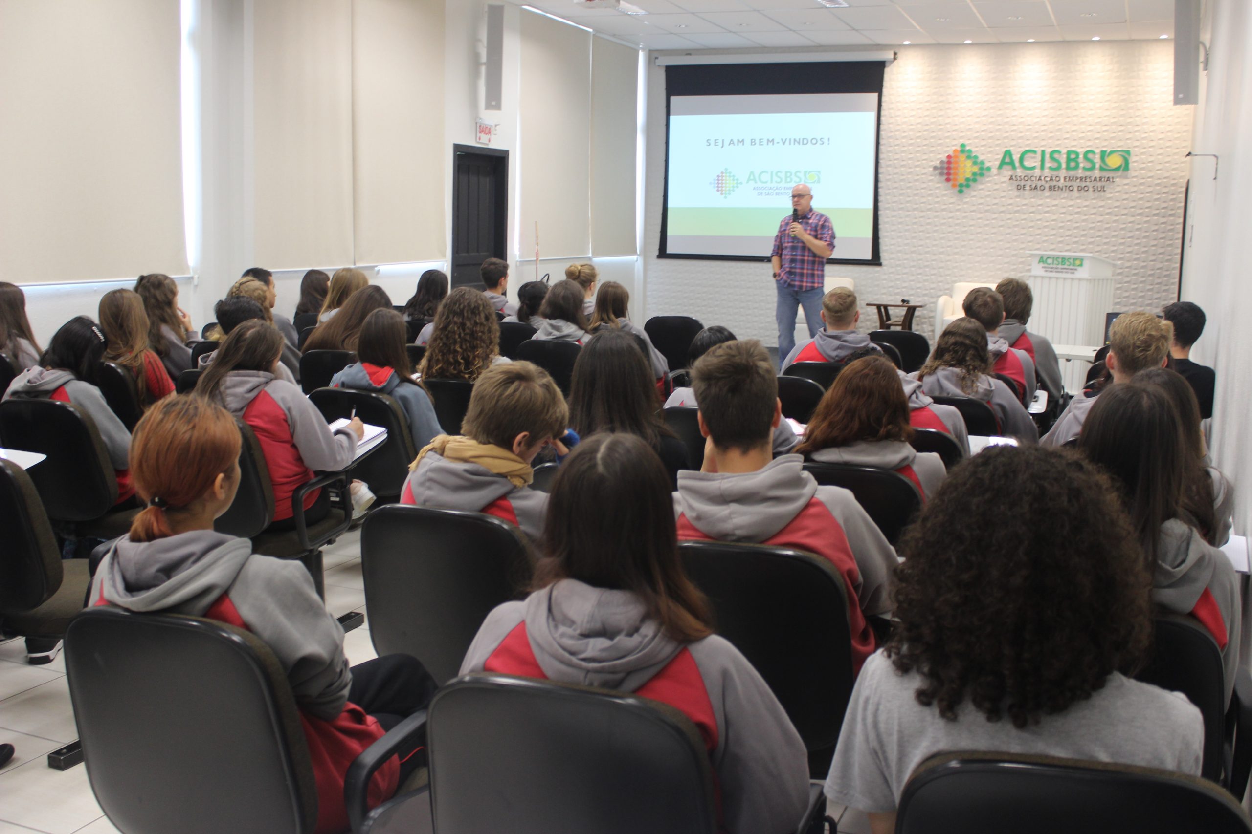 Alunos do Cedup participam de palestras na Acisbs